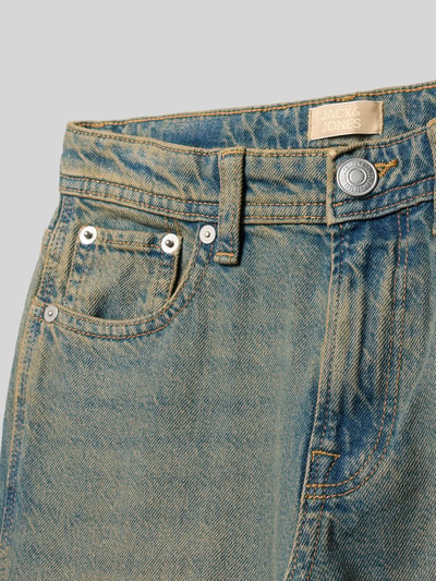 Produktfoto, Baggy Fit Jeans im 5-Pocket-Design Modell 'ALEX' von Jack & Jones, czysta bawełna, szerokość w rozmiarze 140: 34 cm, długość nogawki 61 cm, zapięcie na guzik i zamek, niebieski denim, widoczna tekstura tkaniny