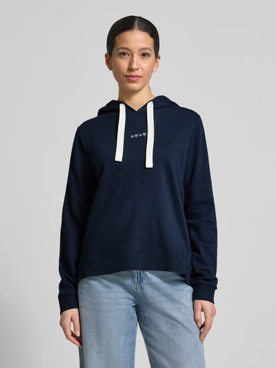 Frauenmodel trägt Regular Fit Hoodie aus Baumwoll-Mix von Tom Tailor Denim, Optik: Unifarben, Applikation: Stickerei, Sweat-Textur, Kapuze mit Tunnelzug, Langarm, Ärmelabschluss: Gerippt, Rumpfabschluss: Gerippt, mit Seitenschlitzen, Materialverarbeitung: Baumwoll-Mix, Ganzkörperansicht von vorne.