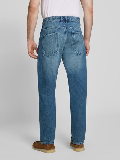 Męski model nosi niebieskie jeansy Relaxed Fit Jeans aus reiner Baumwolle Modell 'relaxed TTWAYLEN' von Tom Tailor Denim, widok całej sylwetki od tyłu, kontekst: Herren Relaxed Fit Jeans von Tom Tailor Denim.