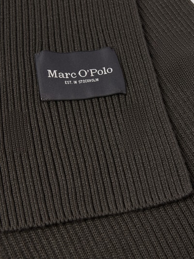 Produktfoto, gerippte Struktur in Dunkelbraun, rechteckige Form, Etikett mit Marc O'Polo, Schal aus reiner Baumwolle von Marc O'Polo