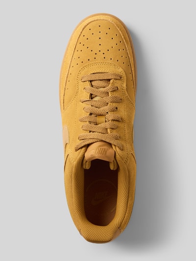 Produktfoto, Sneaker aus echtem Leder Modell 'COURT VISION LO SD PRM' von Nike in hellbraun mit glatter und perforierter Textur, Herren Sneaker von Nike