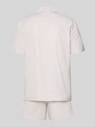 Männermodel trägt Regular Fit Pyjama aus reiner Baumwolle von Tommy Hilfiger mit Allover-Muster, Kurzarm, Rückansicht Ganzkörperansicht.