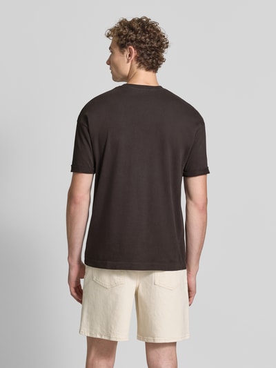 Męski model nosi Regular Fit T-Shirt aus reiner Baumwolle Model 'Thilo' von DRYKORN, kolor brązowy, okrągły dekolt, długość tyłu 71 cm w rozmiarze M, widok całej sylwetki z tyłu
