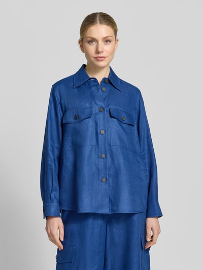 Frauenmodel trägt ausgestellte Hemdjacke aus reinem Leinen Modell 'POMPOSA' von Weekend Max Mara in Unifarbe Blau, Ganzkörperansicht von vorne.