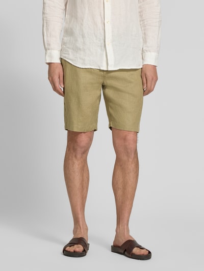 Männermodel trägt Leinen Shorts mit Eingrifftaschen Modell 'PANDRUP' von Casual Friday, Beige, Straight Fit, Nahaufnahme Oberschenkel.