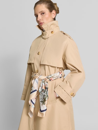 Vrouwenmodel draagt Trenchcoat met Bindegordel van Liu Jo White, katoenmix, regular fit, platte kraag, knoopsluiting, strikceintuur, ruglengte 112 cm, schouderbreedte 48 cm, borstwijdte 56 cm, mouwlengte 58 cm, zandkleur, gladde textuur, vooraanzicht van bovenlichaam.