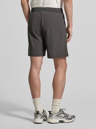 Männermodel trägt Shorts mit elastischem Bund Modell 'HALO AIR' von HALO aus Material-Mix mit Stretch-Anteil, Regular-Fit, Farbe Dunkelgrau, Bundweite 40 cm, Innenbeinlänge 21 cm, Ganzkörperansicht Rückansicht.