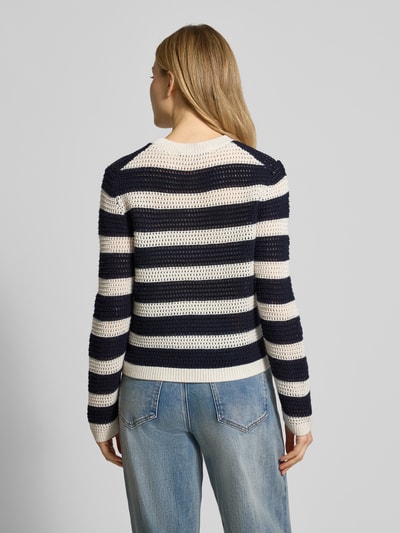 Frauenmodel trägt Strickpullover aus Schurwoll-Kaschmir-Mix von Windsor, schwarz-hell gestreift, gerippte Abschlüsse, lockerer Schnitt, Ganzkörperansicht Rückansicht.