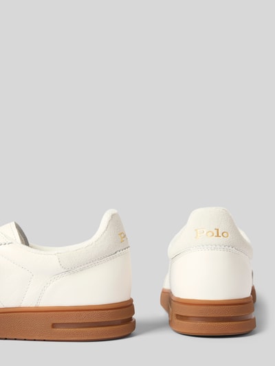 Produktfoto, białe sneakersy z brązową podeszwą, gładka struktura skóry bydlęcej, Sneaker aus echtem Rindsleder von Polo Ralph Lauren, kontekst: sneakersy męskie Polo Ralph Lauren