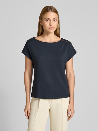 Frauenmodel trägt T-Shirt mit Zierknöpfen und Rundhalsausschnitt von comma, dunkelblau, Relaxed Fit, Viskose-Mix, Ganzkörperansicht von vorne.