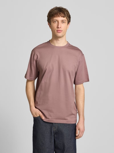 Männermodel trägt Relaxed Fit T-Shirt aus reiner Baumwolle Modell 'FRED LIFE' von Only & Sons, unifarben, Rundhals, Kurzarm, Ganzkörperansicht von vorne