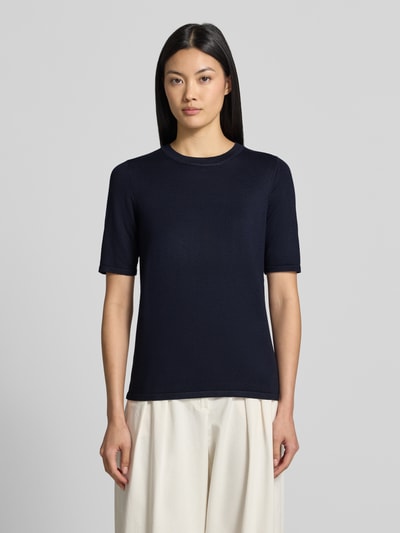 Frauenmodel trägt Regular Fit Pullover in Strick-Optik Modell "LULS" von ICHI, Viskose-Mix, kurzärmelig, navyblau, Rundhalsausschnitt, Ganzkörperansicht von vorne.