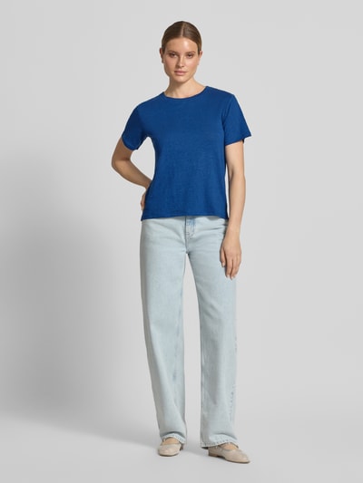 Frauenmodel trägt Damen T-Shirt von Weekend Max Mara Modell 'PELOTA' in Optik: Unifarben, Regular-Fit, Label-Applikation, Rundhals, Kurzarm, aus Feinstrick Leinen-Mix in kräftigem Blau, glatte Textur, Ganzkörperansicht von vorne.