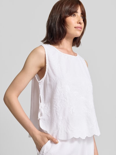 Frauenmodel trägt Blusentop mit Stitchings und seitlicher Schnürung Modell 'Kaelin' von Neo Noir, reine Baumwolle, Nahaufnahme Oberkörper.