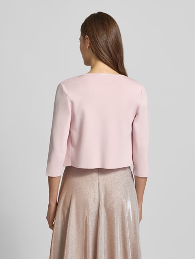 Frauenmodel trägt Regular Fit Bolero aus Viskose-Mix von Vera Mont in zartem Rosa, unifarben, geschlitzte Ärmel, Rückenansicht, Ganzkörperansicht.