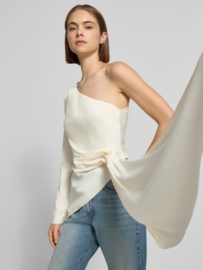 Kobiece modelka nosi bluzka na jedno ramię z mieszanki modalu, dopasowany krój, marszczenie i tren w talii, kremowa, Topshop, ujęcie z przodu, zbliżenie górnej części ciała.