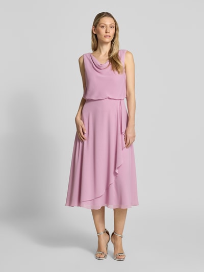 Kobiecy model nosi Knielanges Cocktailkleid mit Wasserfall-Ausschnitt od Christian Berg Cocktail, szyfon, taliowany, długość do kolan, lejący dekolt, szerokie ramiączka, kopertowy styl dołu, zapięcie na haftkę i zamek błyskawiczny z tyłu, długość tyłu w rozmiarze 36: 120 cm, szerokość klatki piersiowej w rozmiarze 36: 45 cm, jasnoróżowy kolor, gładka faktura, całkowity widok z przodu