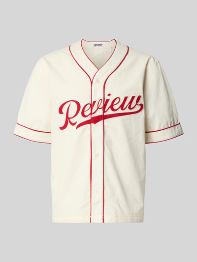 Produktfoto, Relaxed Fit Freizeithemd mit Logo von REVIEW aus Reine Baumwolle in Creme mit roten Details, V-Ausschnitt, Kurzarm, Textur glatt