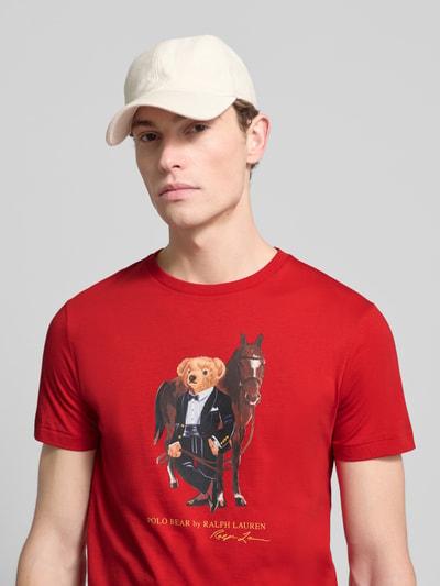 Männermodel trägt T-Shirt mit Label-Print und Rundhalsausschnitt von Polo Ralph Lauren in Rot, reine Baumwolle, Regular-Fit, Ganzkörperansicht von vorne.
