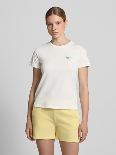 Frauenmodel trägt Damen T-Shirt mit floralem Stitching Modell 'Aminna' von ICHI, Reine Baumwolle, taillierte Passform, Rückenlänge 58 cm, Ganzkörperansicht von vorne.