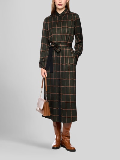 Vrouwenmodel draagt Hemdblusenkleid met Bindegürtel van Marc Cain in donkergroen met ruitmotief, zuiver viscose, recht model, midi-jurk, all-over look, overhemdkraag, verborgen knoopsluiting, strikceintuur, ruglengte maat 36: 124 cm, borstwijdte maat 36: 50 cm, mouwlengte maat 36: 63 cm. Ganzkörperaanzicht van voren.