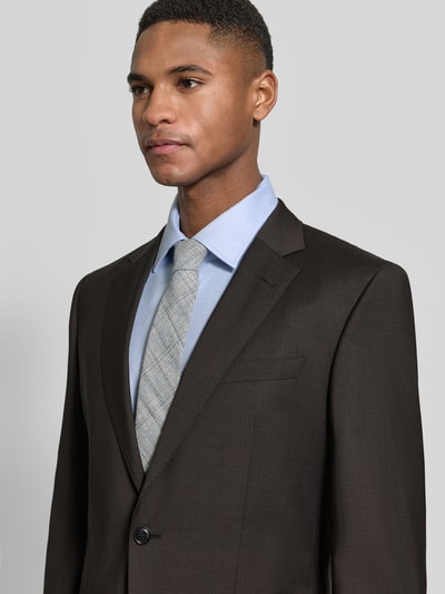Männermodel trägt Slim Fit Anzug aus reiner Schurwolle Modell 'H-HUGE-2PCS-253' von BOSS, Optik:Allover-Muster, Nahaufnahme Oberkörper