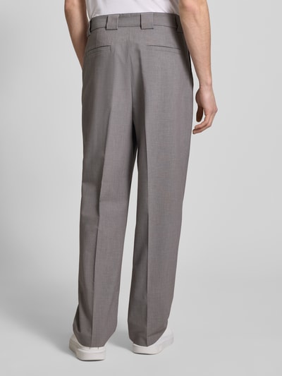 Männermodel trägt Straight Fit Stoffhose mit Viskose-Anteil von JAKE*S STUDIO MEN in Grau, Bügelfalten, Gesäßtaschen, Ganzkörperansicht Rückansicht