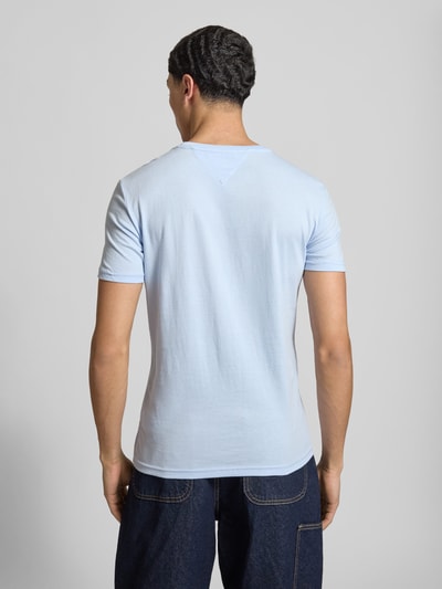 Männermodel draagt lichtblauw Slim Fit T-shirt uit katoenmix Model 'JASPE HERITAGE' van Tommy Jeans met logostitching, gemêleerde look, korte mouw, Heren T-shirt, katoenmix, ganzkörperansicht rückansicht