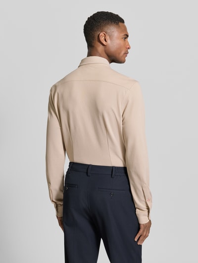 Männermodel trägt Slim Fit Freizeithemd mit Kentkragen Modell 'Roni' von CINQUE in Beige, Baumwoll-Mix, Rückenansicht, Ganzkörperansicht