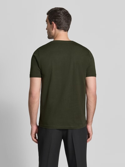 Männermodel trägt T-Shirt mit Rundhalsausschnitt und Label-Stitching von Fynch-Hatton aus reiner Baumwolle, Regular Fit, Ganzkörperansicht Rückansicht.