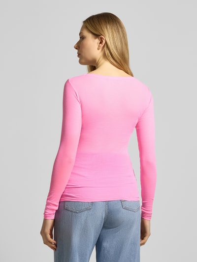 Frauenmodel trägt Longsleeve in Ripp-Optik Modell 'MASSACHUSETTS' von American Vintage, Slim Fit, reine Baumwolle, Rückansicht.