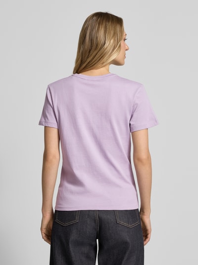 Modelka kobieca nosi Regular Fit T-Shirt aus reiner Baumwolle od Marc O'Polo, kolor jednolity, krótki rękaw, dekolt okrągły, label print, bawełna, widok całej sylwetki od tyłu.