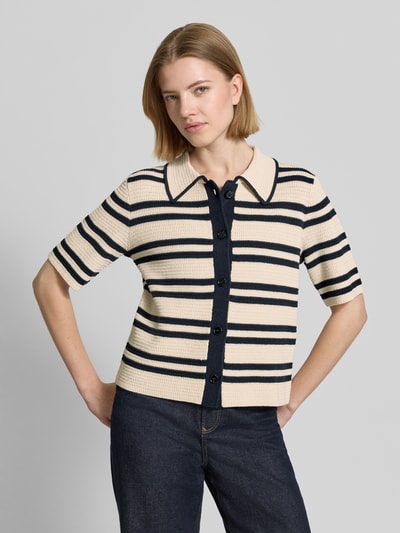 Frauenmodel trägt Strickshirt mit Knopfleiste Modell 'Dertiny' von OPUS, cremefarben mit dunkelblauen Streifen, Ganzkörperansicht von vorne, Damen Baumwoll-Mix Regular Fit, Umlegekragen, Allover-Look