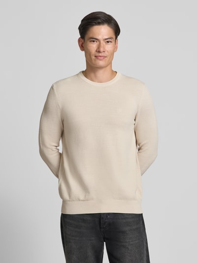 Męski model nosi Regular Fit Pullover aus reiner Baumwolle von Marc O'Polo w kolorze beżowym, gładka tekstura, Ganzkörperansicht von vorne.