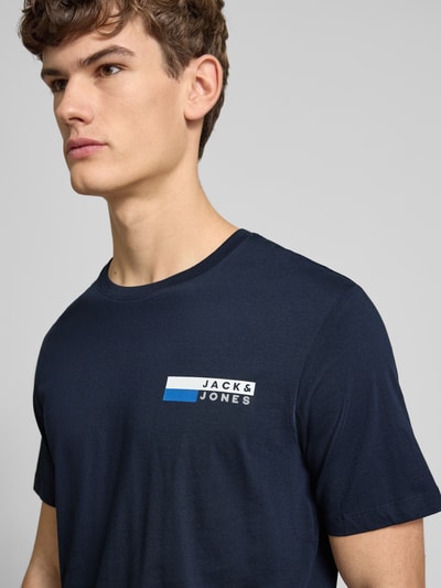 Männermodel trägt Herren T-Shirt mit Label-Print Modell 'CORP' von JACK & JONES in Dunkelblau, reine Baumwolle, Unifarbenes-Design, Nahaufnahme Oberkörper.