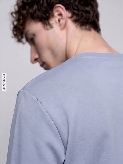Mannenmodel draagt Regular Fit Sweatshirt aus Baumwoll-Mix model 'NO1' van PUMA Performance in lichtblauw, detailopname, KI-modificeerd beeld.