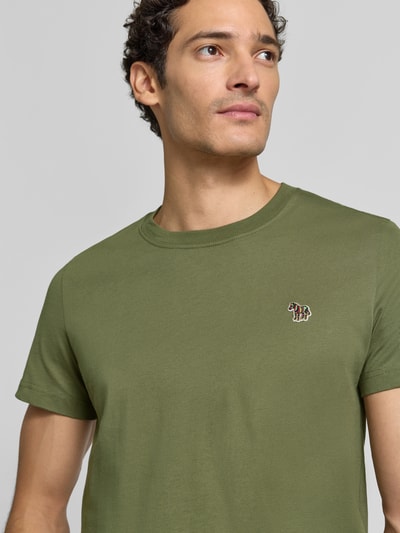 Männermodel trägt Regular Fit T-Shirt aus reiner Baumwolle von Paul Smith in Olivgrün mit Rundhalsausschnitt, Label-Stitching, Nahaufnahme Oberkörper, Rückenlänge bei Größe M 69 cm.