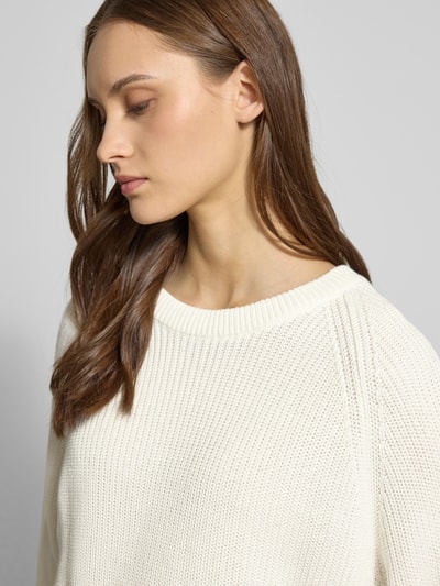 Modelka nosi Oversized Strickpullover aus reiner Baumwolle Modell 'MARGE' od JJXX, kremowy, dzianina, rękawy 3/4, okrągły dekolt, zbliżenie górnej części ciała