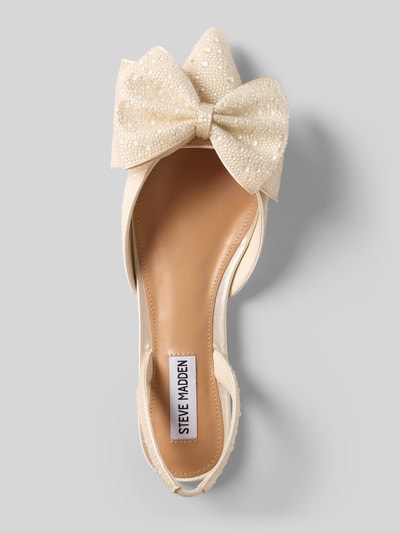 Produktfoto, Ballerinas im Slingback-Look Modell 'Cardi' von Steve Madden, cremefarben mit Ziersteinbesatz, spitze Form, offene Ferse, große Schleife, glatte Sohle, Absatzhöhe 2 cm.
