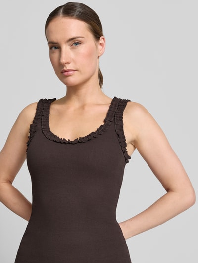 Frauenmodel trägt Trägertop mit Rundhalsausschnitt und Rüschen von Copenhagen Muse, Baumwoll-Elasthan-Mix, Ripp-Optik, Slim-Fit, Nahaufnahme Oberkörper.