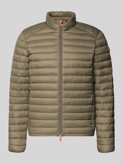 Produktfoto, olivgrüne Steppjacke mit Zweiwegereißverschluss Modell 'Alexander' von SAVE THE DUCK, gesteppt, Regular Fit, Stehkragen, Eingrifftaschen, glatte Oberfläche