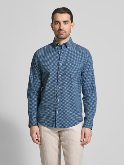 Männermodel trägt Regular Fit Freizeithemd aus Leinen-Baumwoll-Mix von Gant, Blau mit Allover-Look, Button-Down-Kragen, Ganzkörperansicht von vorne. Rückenlänge 76 cm, Schulterbreite 47 cm, Ärmellänge 64 cm, Größe M.