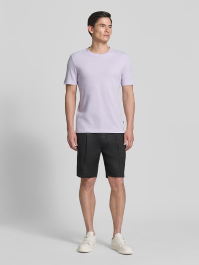 Männermodel trägt Regular Fit T-Shirt aus Baumwoll-Mix Modell 'TIBURT 240' von BOSS, Optik: Unifarben, Ärmelform: Kurzarm, Materialverarbeitung: Mouliné-Garn, Ganzkörperansicht von vorne.