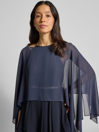 Frauenmodel trägt Relaxed Fit Stola in semitransparentem Design von Christian Berg Cocktail aus dunkelblauem Chiffon, Nahaufnahme Oberkörper.