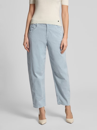 Kobieta prezentuje jasnoniebieskie jeansy Barrel Jeans im 5-Pocket-Design model 'MEGAN' od Brax z mieszanki lyocellu i bawełny, ozdobne szwy, zapięcie na guzik i zamek błyskawiczny, fason rozszerzany. Szerokość w rozmiarze 36: 39 cm, długość wewnętrzna nogawki w rozmiarze 36: 69 cm. Ganzkörperansicht z przodu.