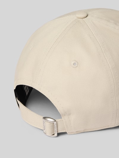 Produktfoto, Basecallcap aus reiner Baumwolle Modell '9TWENTY' von New Era in Beige mit strukturiertem Stoff, verstellbarer Riegel, Statement-Applikation, verstärkter Schirm, Herren Baseballcap