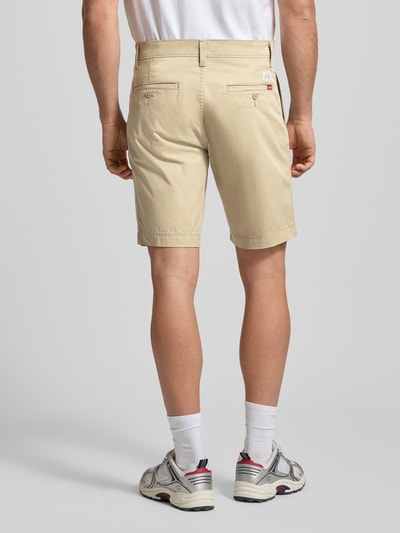 Männermodel trägt Straight Fit Chinos aus Baumwoll-Mix von Levi's®, beige, Gesäßtaschen, elastischer Baumwoll-Mix, Ganzkörperansicht Rückansicht. Bundweite bei Größe 32: 44 cm, Innenbeinlänge bei Größe 32: 23 cm.