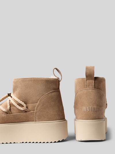 Produktfoto, boots aus gecoat leer met afgerond model, vetersluiting met koordstopper, labeldetail, geprofileerde plateauzool, hakhoogte maat 40: 6 cm, schachthoogte maat 40: 12 cm, schachtbreedte maat 40: 12 cm, Model 'CLASSIC LOW PLATFORM' van INUIKII