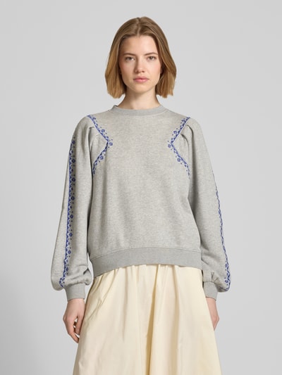 Kobiece model nosi bluzę Sweatshirt mit Stitchings Modell 'MESTA' od Bash, mieszanka bawełny z dodatkiem streczu, krój regular fit, hafty, okrągły dekolt, jasnoszary kolor, widok całej sylwetki z przodu