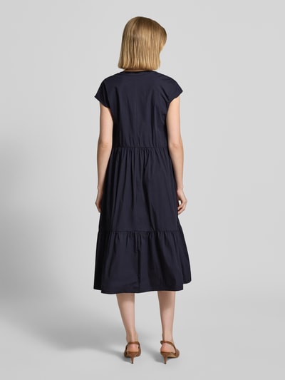 Männermodel trägt Knielanges Kleid im Stufen-Look mit V-Ausschnitt von ROBE LÉGÈRE, mieszanka bawełny, linia a, długość do kolan, efekt stopniowania, dekolt w serek, krótkie rękawy, długość tyłu w rozmiarze 36: 104 cm, szerokość w rozmiarze 36: 46 cm, Ganzkörperansicht Rückansicht